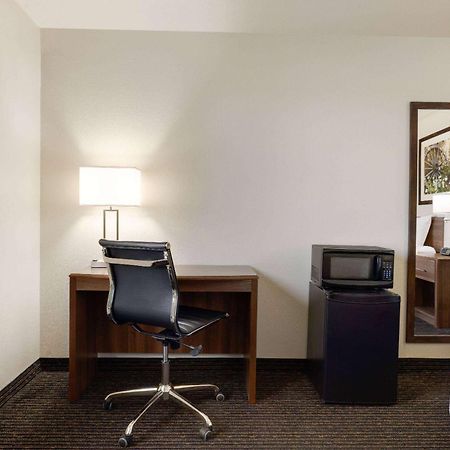 Travelodge By Wyndham Vaughn Exterior foto