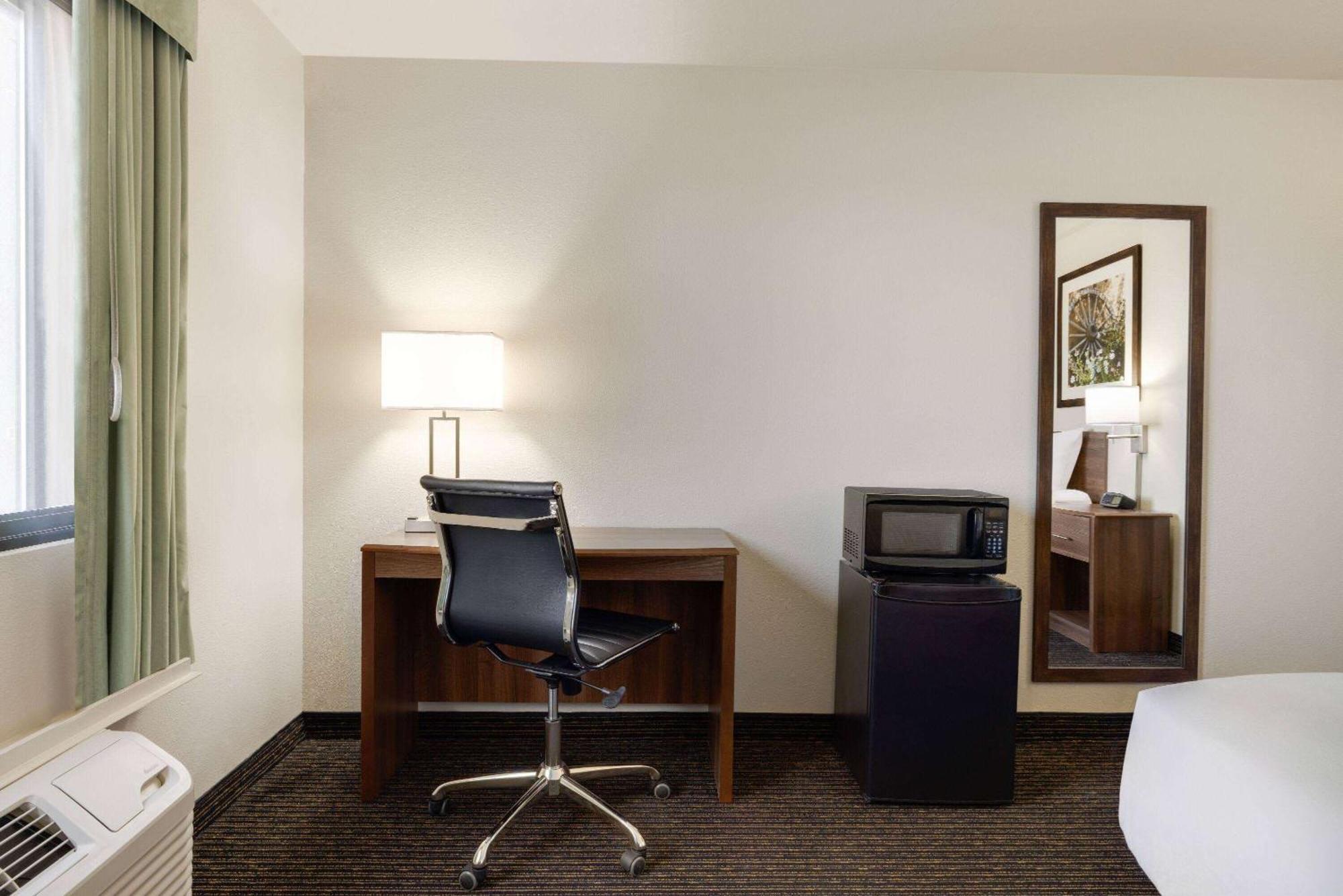 Travelodge By Wyndham Vaughn Exterior foto